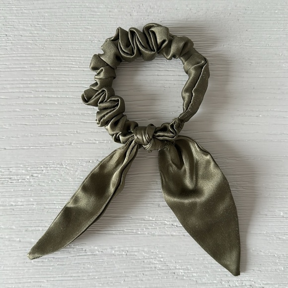 *NWOT* Silk Chiquita Scrunchie - DONNI. - Picture 4 of 4